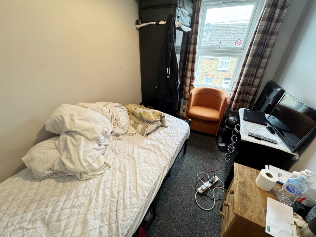 Lot: 137 - THREE-BEDROOM MID-TERRACE HOUSE INVESTMENT - Bedroom 3